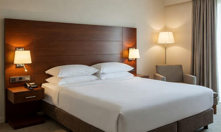 تتمتع كل غرفة من غرفنا المزدوجة الثمانية بميزاتها المميزة.